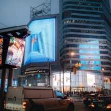 Dlaczego warto inwestować w reklamę fizyczną: konstrukcje, budynki, efekty